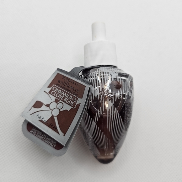 ⭐️40% Off⭐️ Bath & Body Works Wallflower Refill Holiday Scents Bundle of 5 - Picture 5 of 6